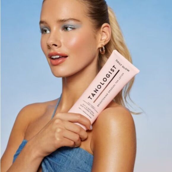 Tanologist Daily Glow Brightening Gradual Tan Lotion - Picture 3 of 8